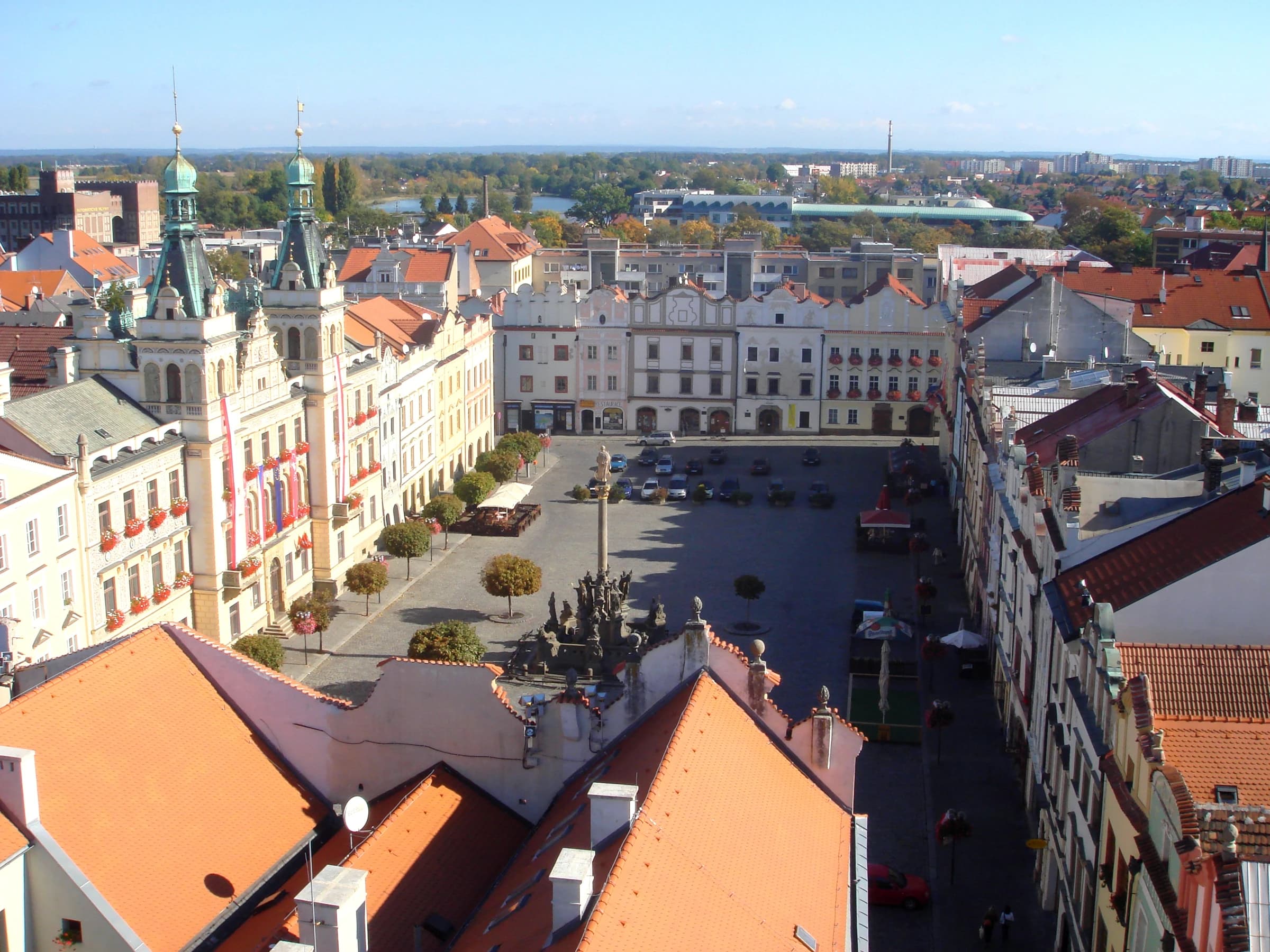 Barevné střechy historického centra Pardubic a Pernštýnské náměstí ze Zelené brány