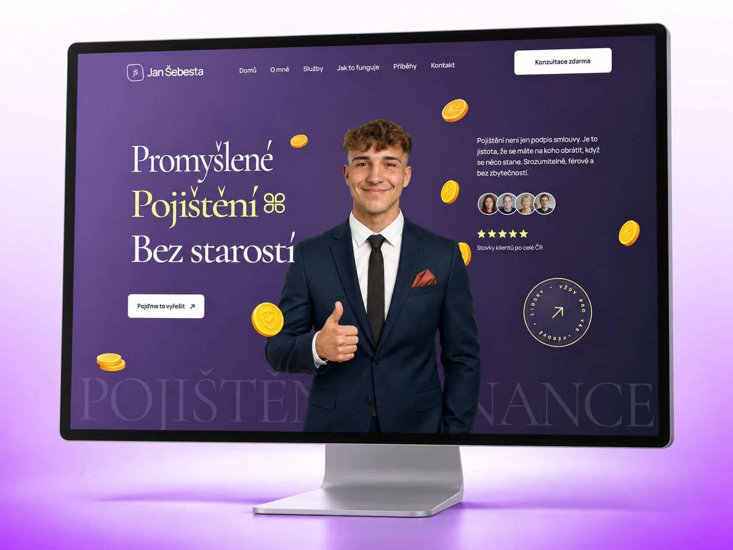 Úvodní stránka Jana Šebesty na monitoru s portrétem, poletujícími mincemi a výrazným nadpisem o pojištění